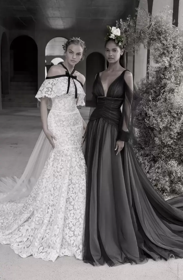 Deux mannequins portant des robes de Morilee.