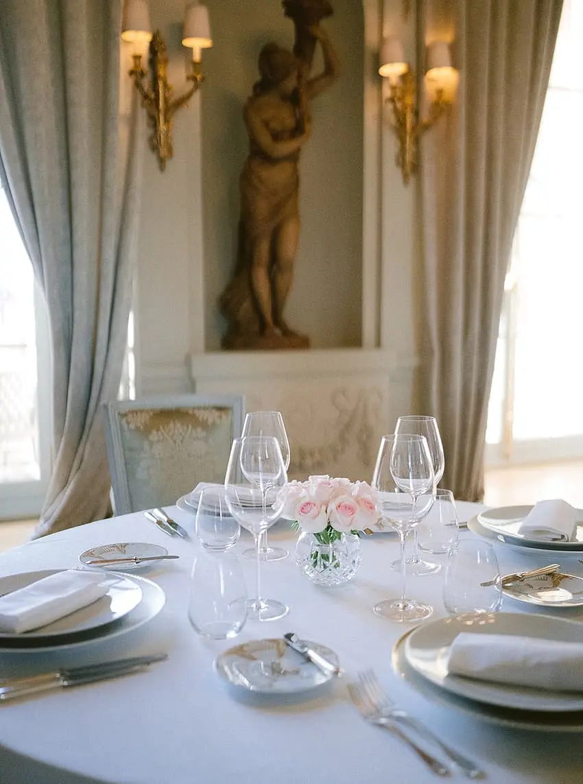 Hôtel de Crillon Paris pre-wedding Shooting par Audrey Paris Photo