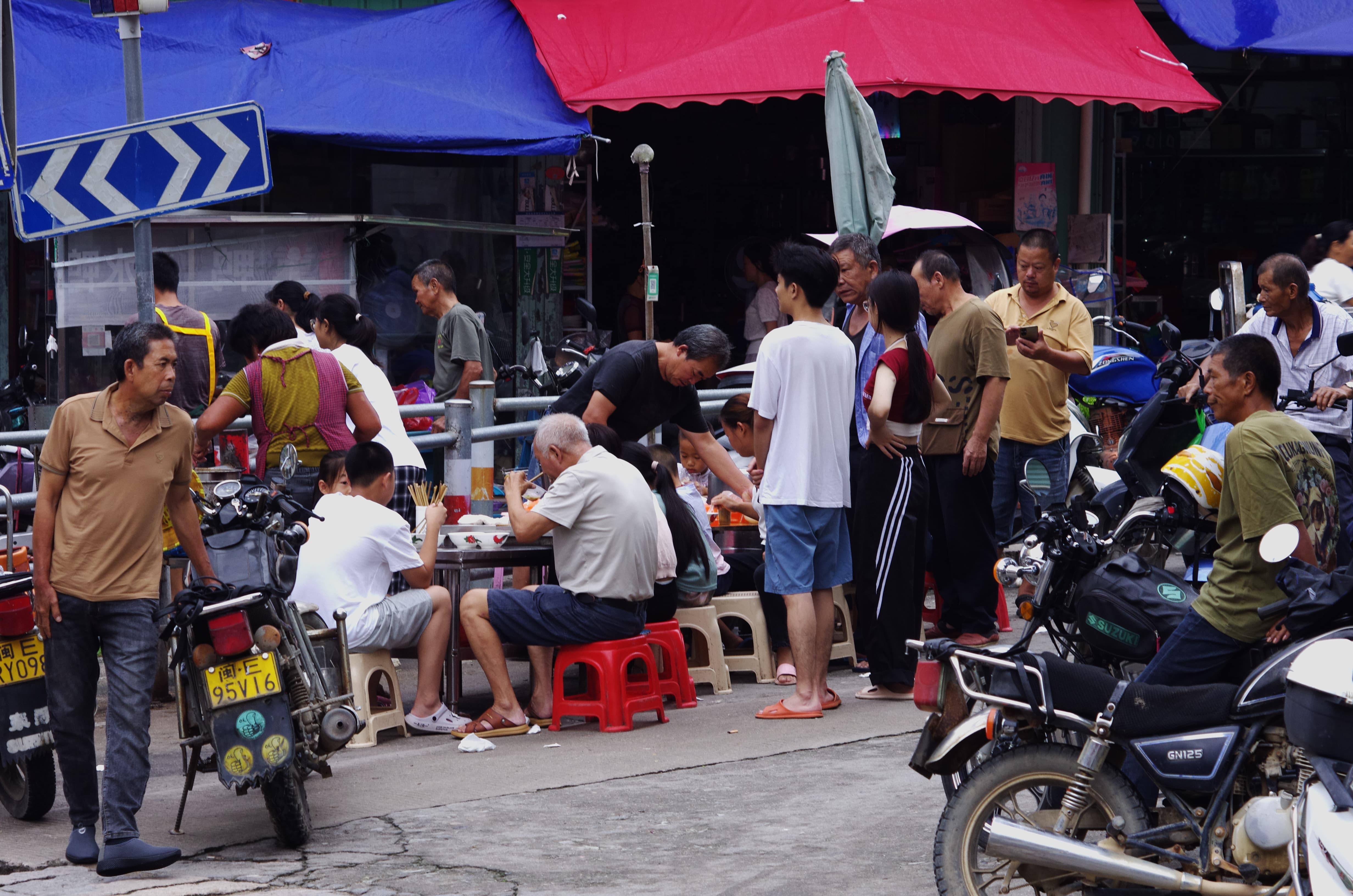 摄影作品《吃早餐》，彩色数码照片