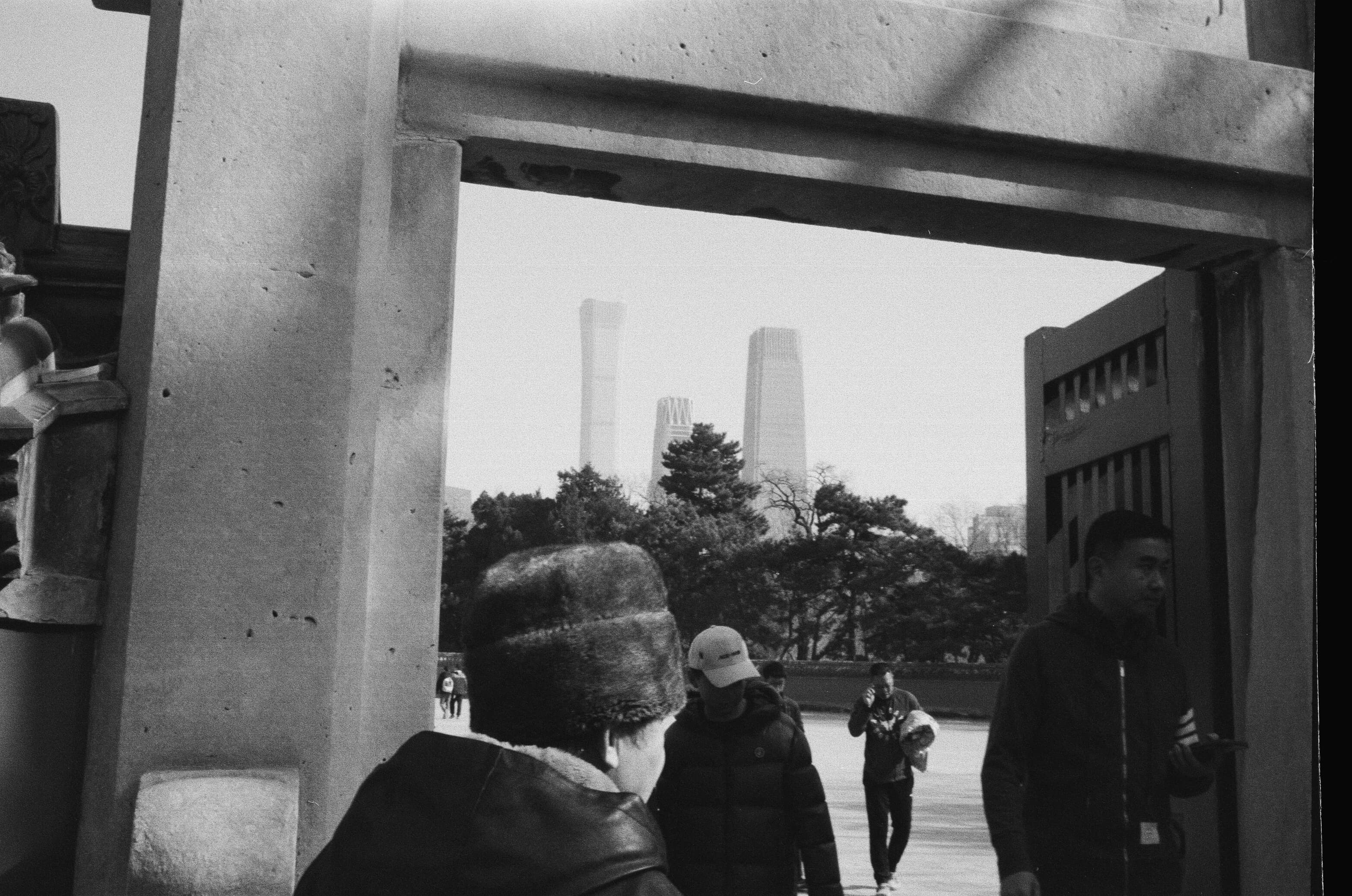 摄影作品《穿越》，黑白胶片