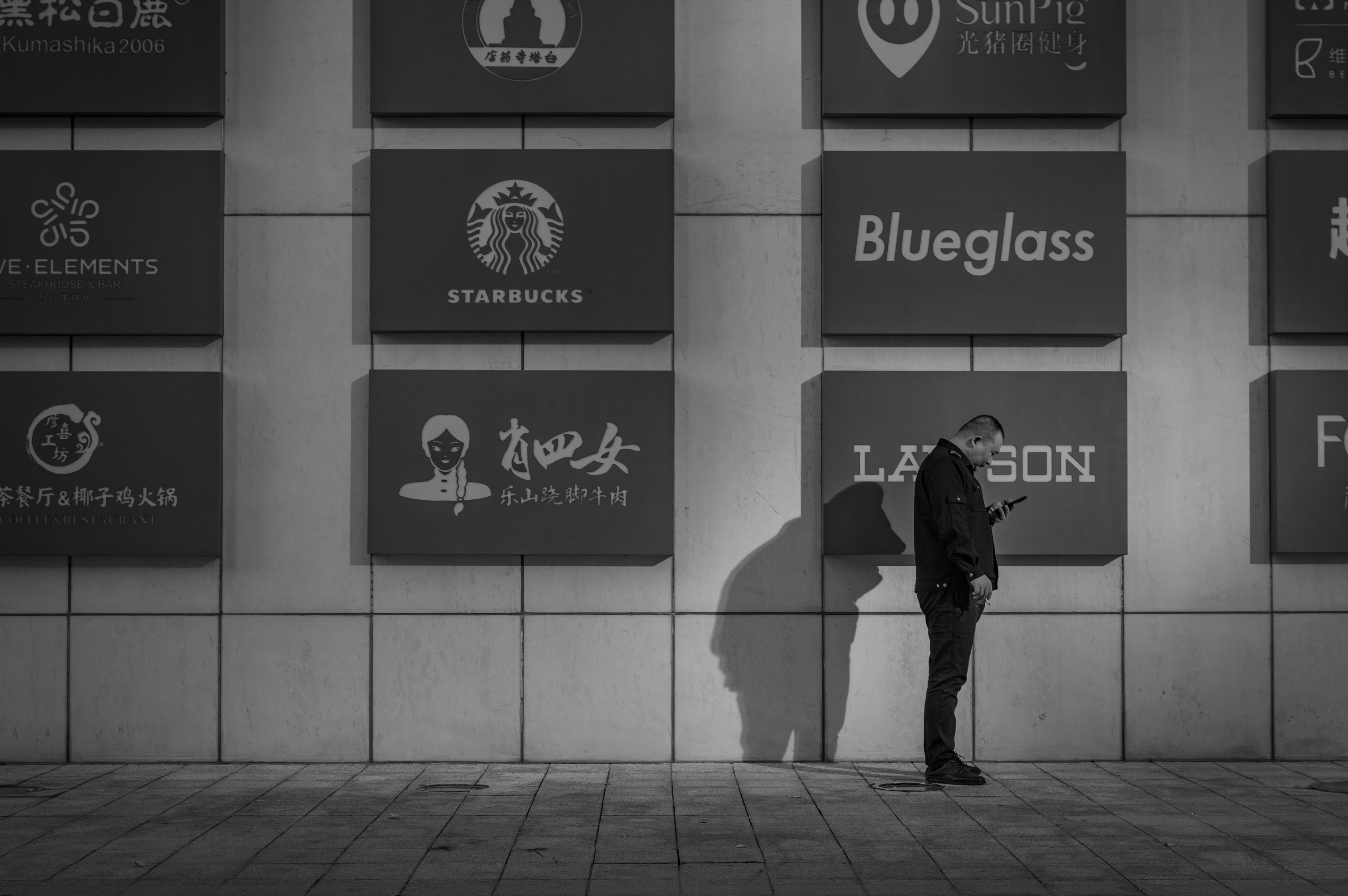 摄影作品《奇怪的影子》，黑白数码照片