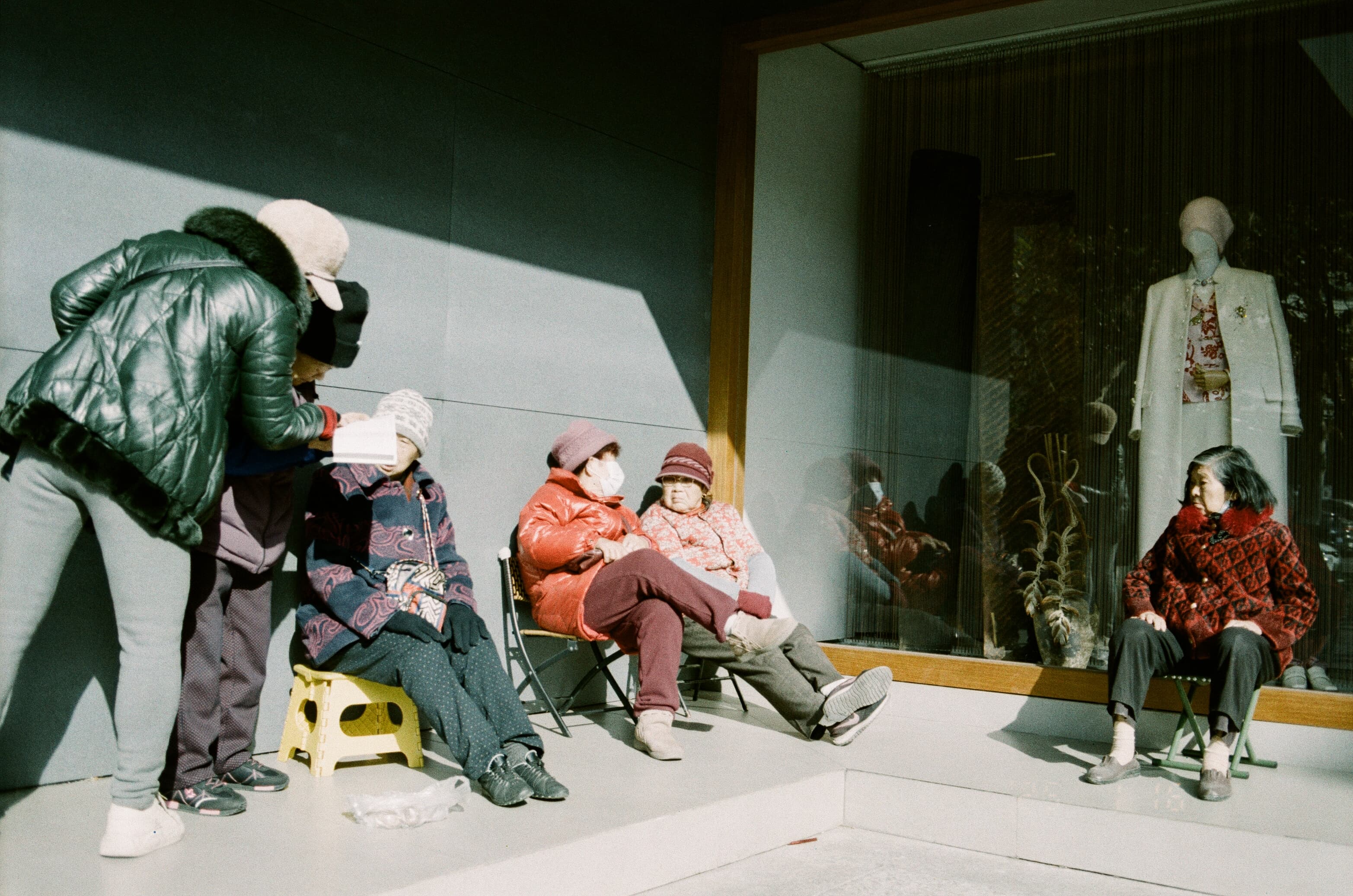 摄影作品《街角》，彩色胶片