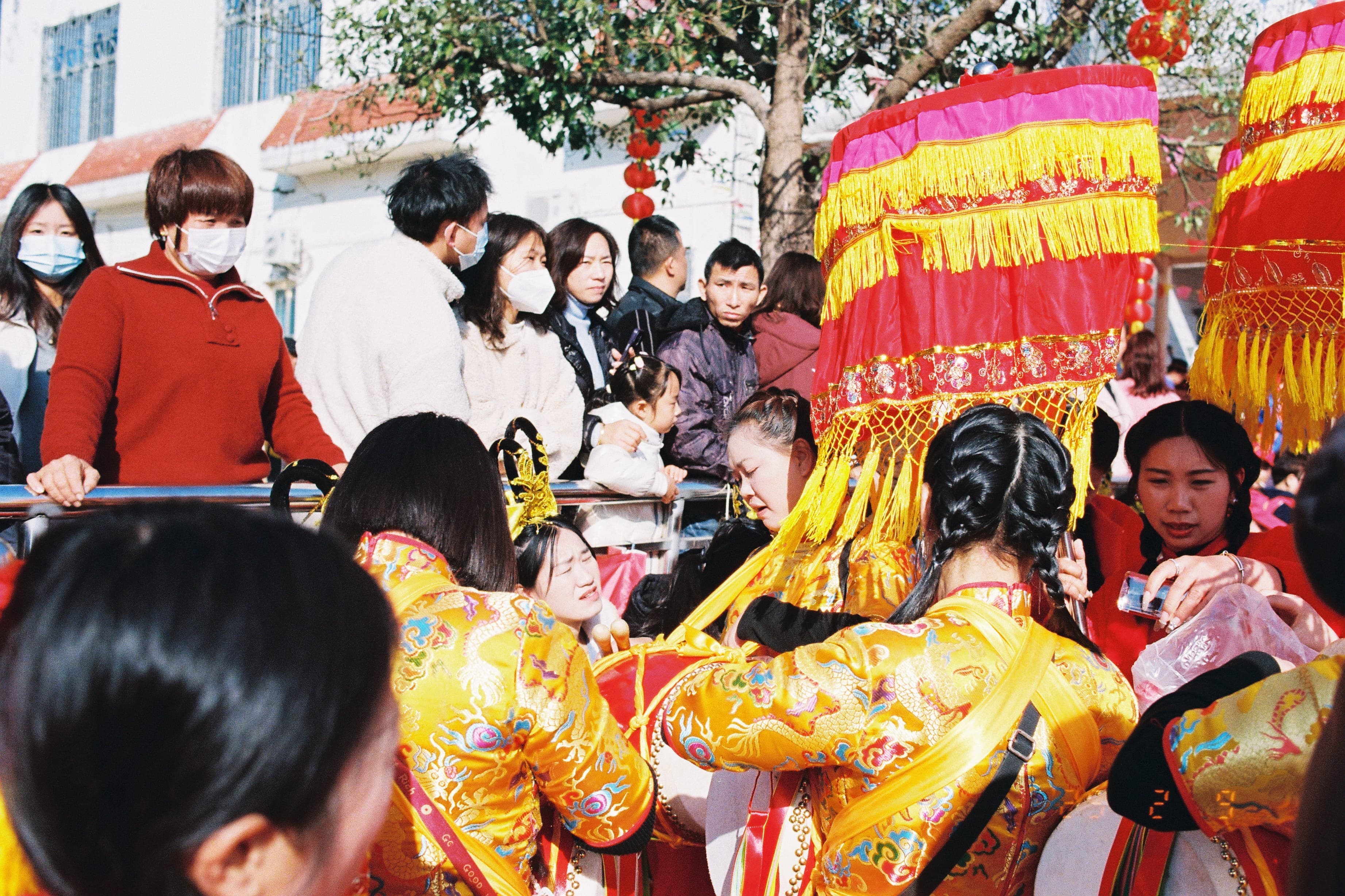 摄影作品《过节》，彩色胶片
