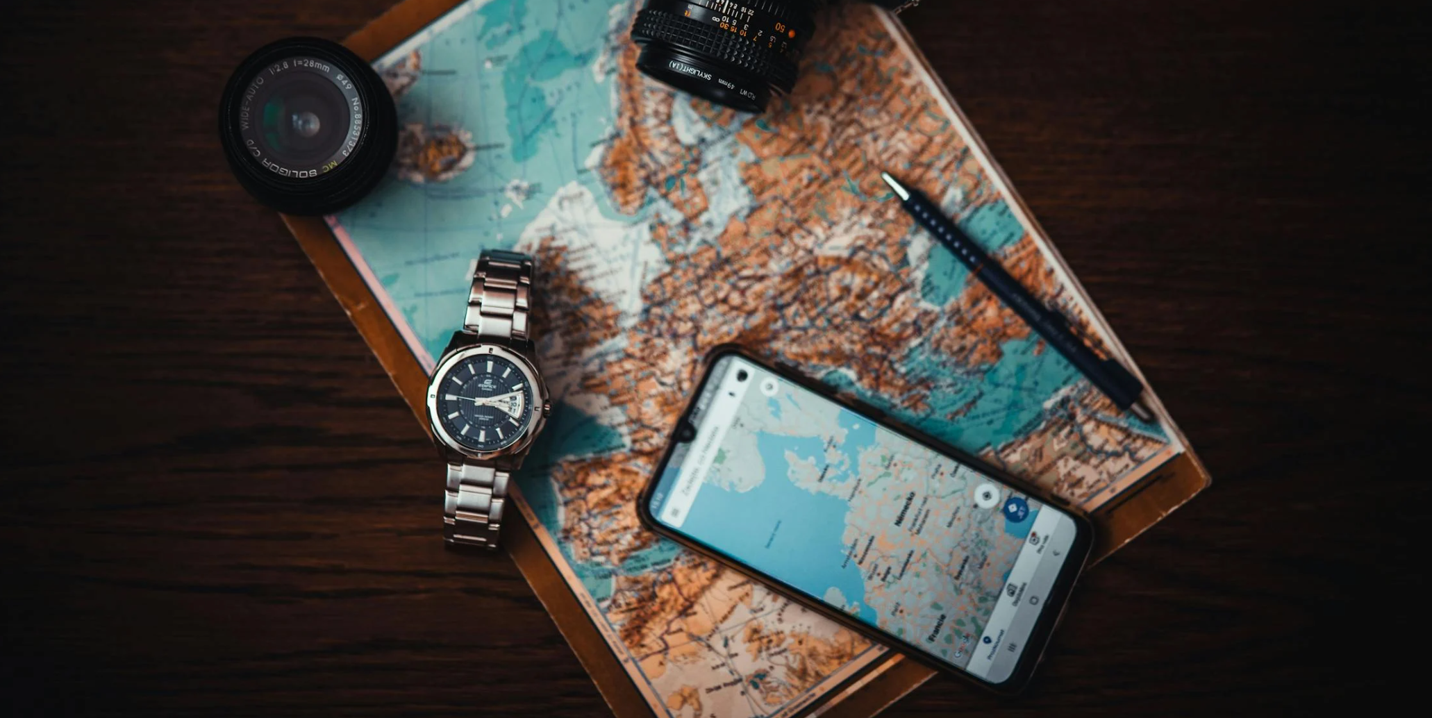 钓鱼人使用手机地图导航寻找钓点的场景