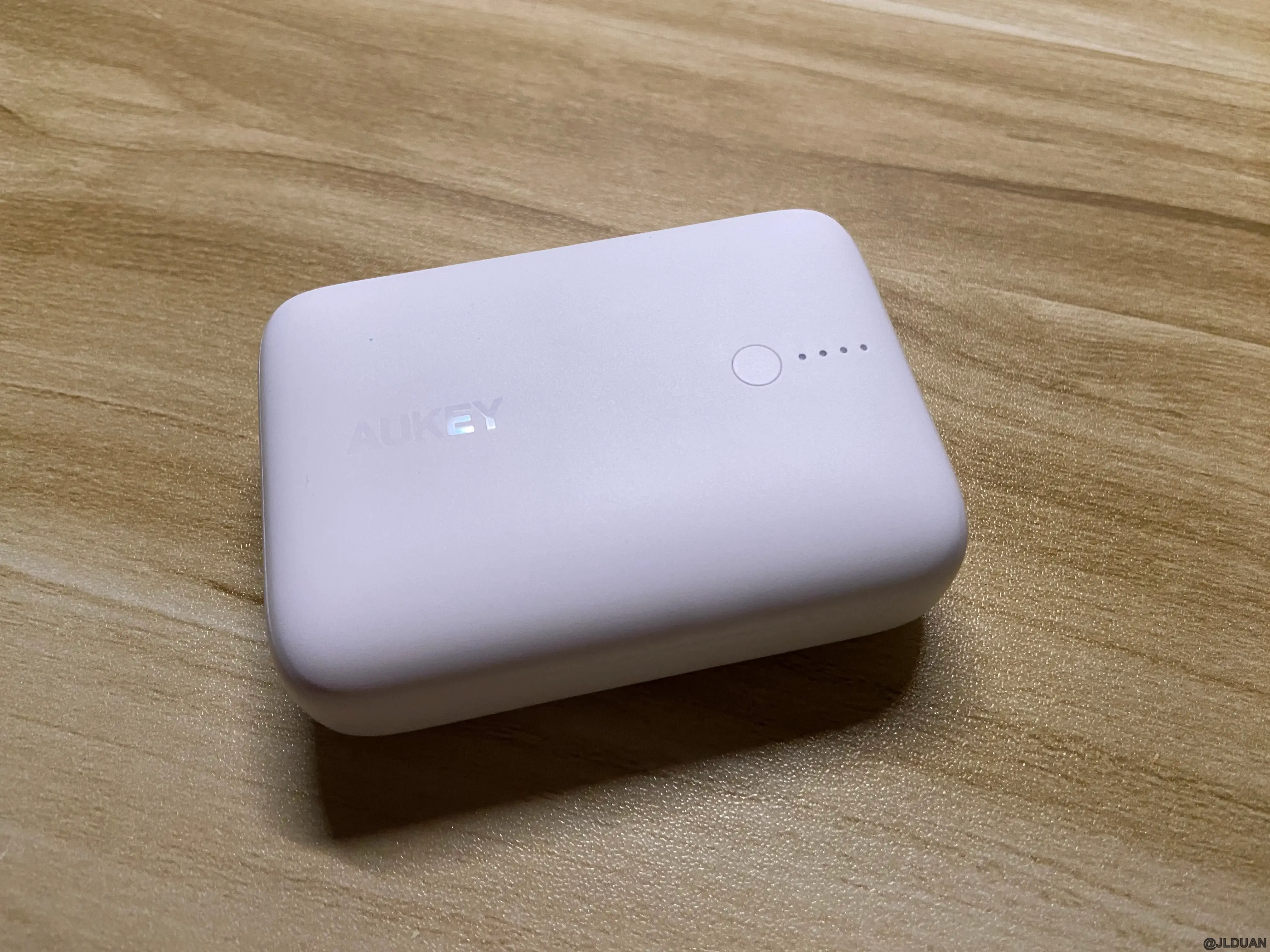 aukey-powerbank-momax-cable-01