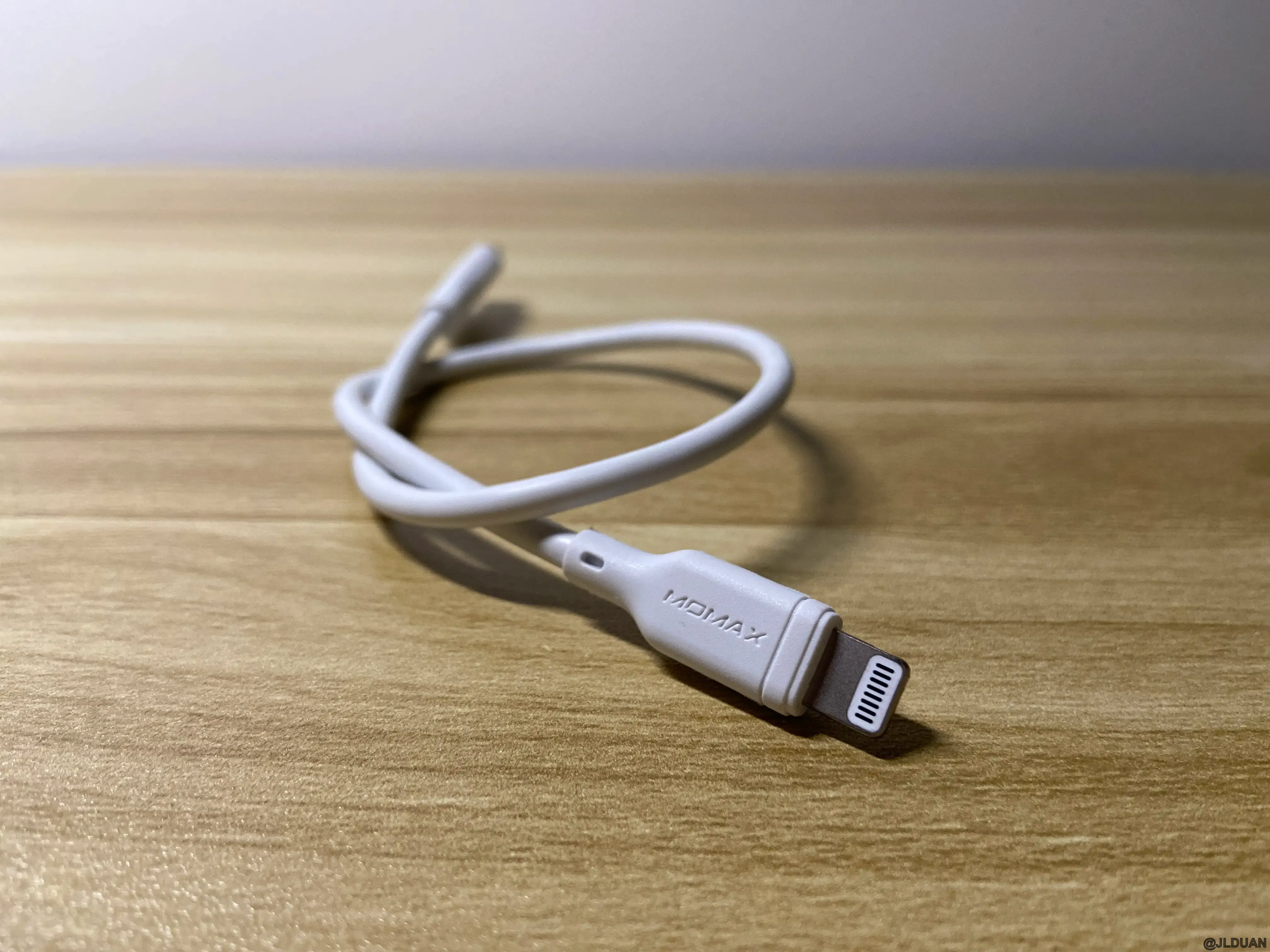 aukey-powerbank-momax-cable-03