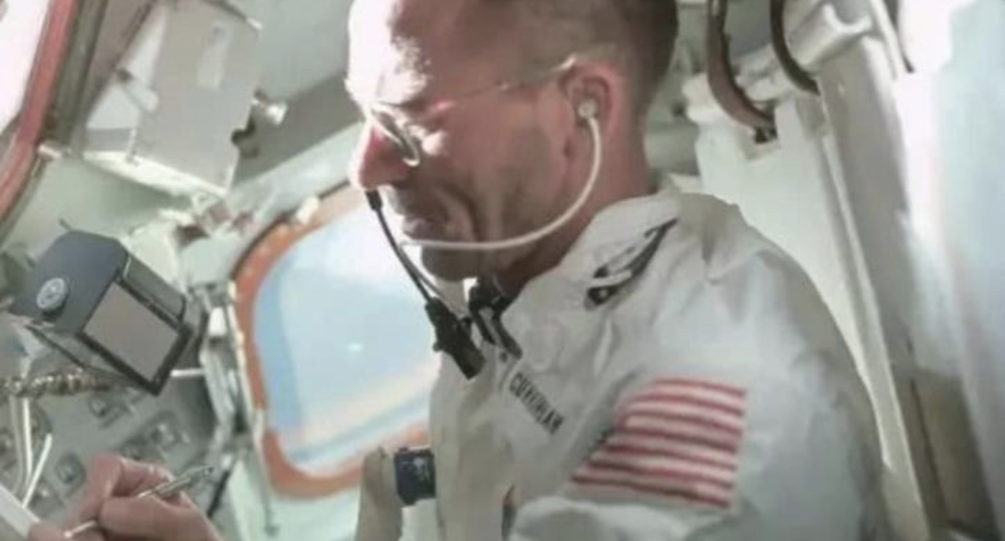 美国宇航员正在太空使用油笔记录
