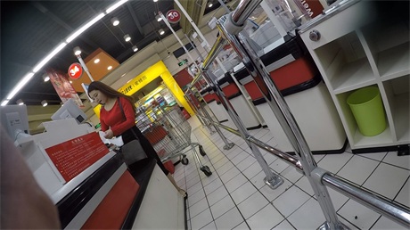 ❣️推荐❣️超市抄底【嚼口香糖的红衣长裙美女】长裙高难度抄底，艰难拿下，性感的白内裤1V