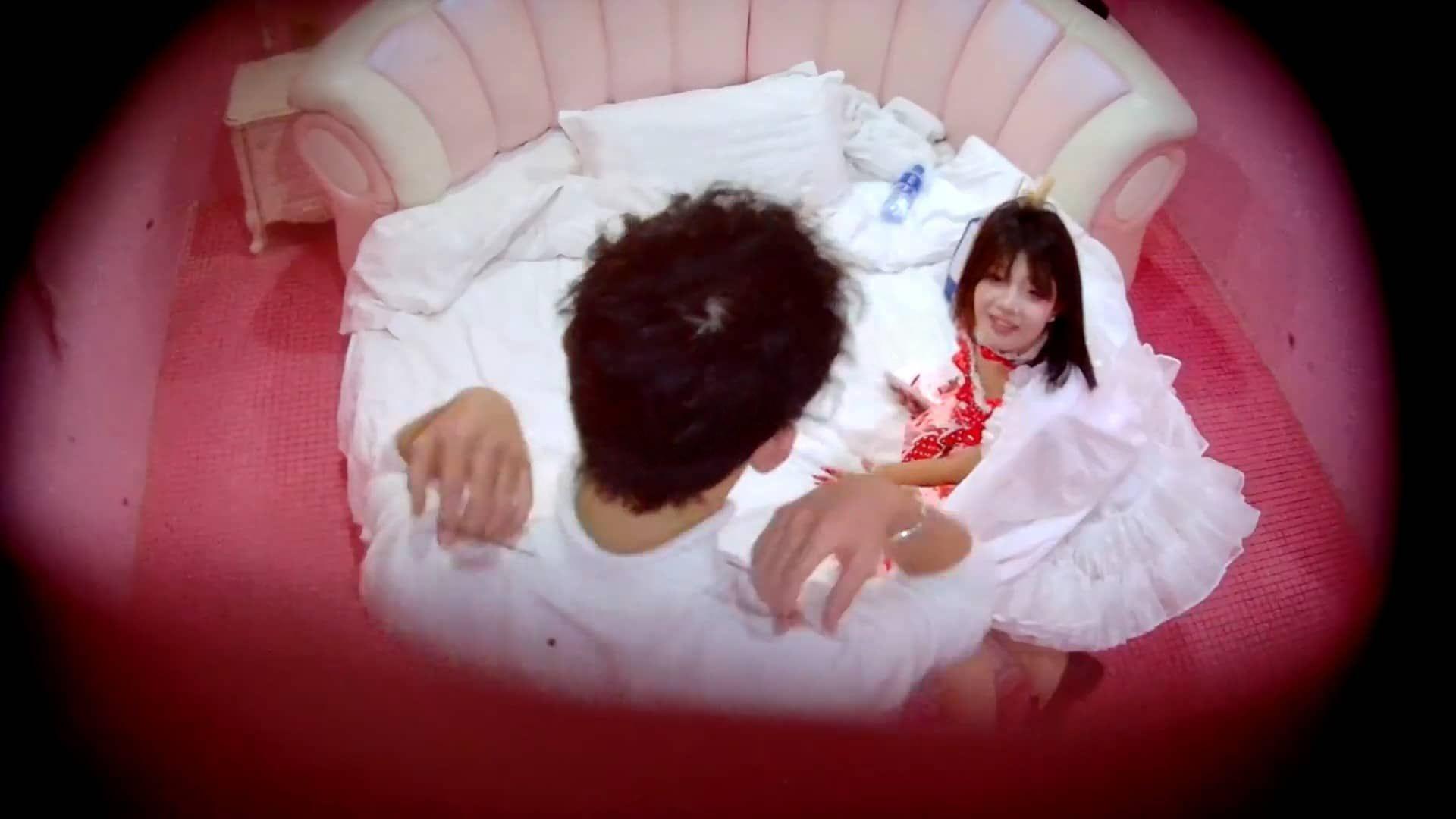 12-27流出酒店偷拍❤️爱臭美自拍的草莓蛋糕洛丽塔装扮美女喜欢在上位腻歪