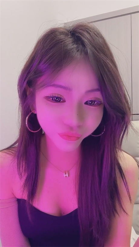 ❣️推荐❣️颜值嫩妹【娇羞小熙熙】刚下海放不开，颜值顶，好身材大长腿，性瘾上来双道具自慰，掰逼展示6V