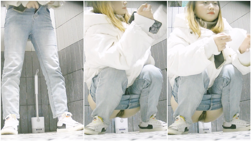 商场女厕双视角偷拍牛仔裤少妇的极品嫩鲍鱼