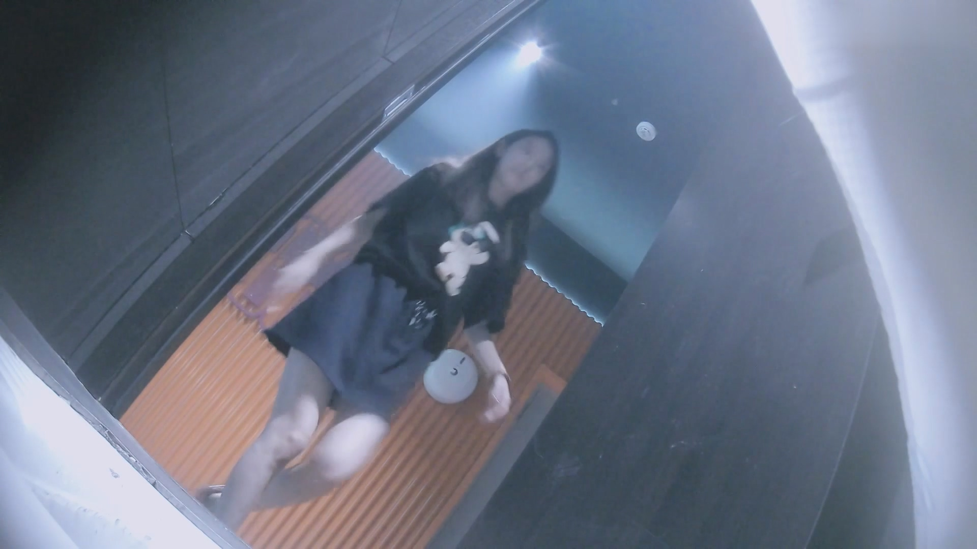 一月新流出酒吧绿光系列❤️前蹲的白虎小姐姐小便激射差点尿湿摄像头了