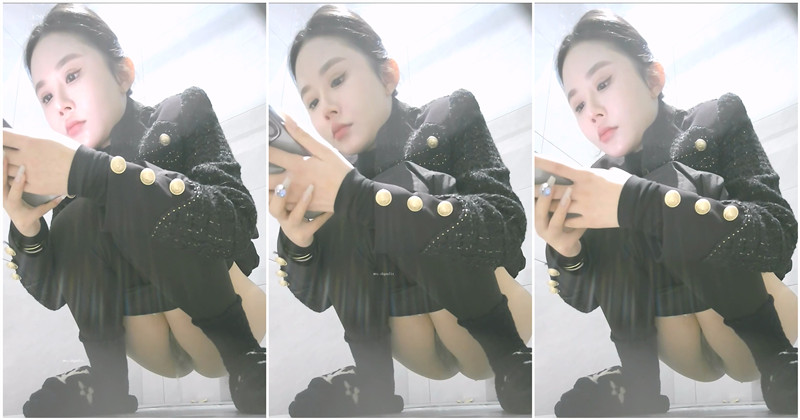 商场女厕全景偷拍两位美女的极品小黑鲍