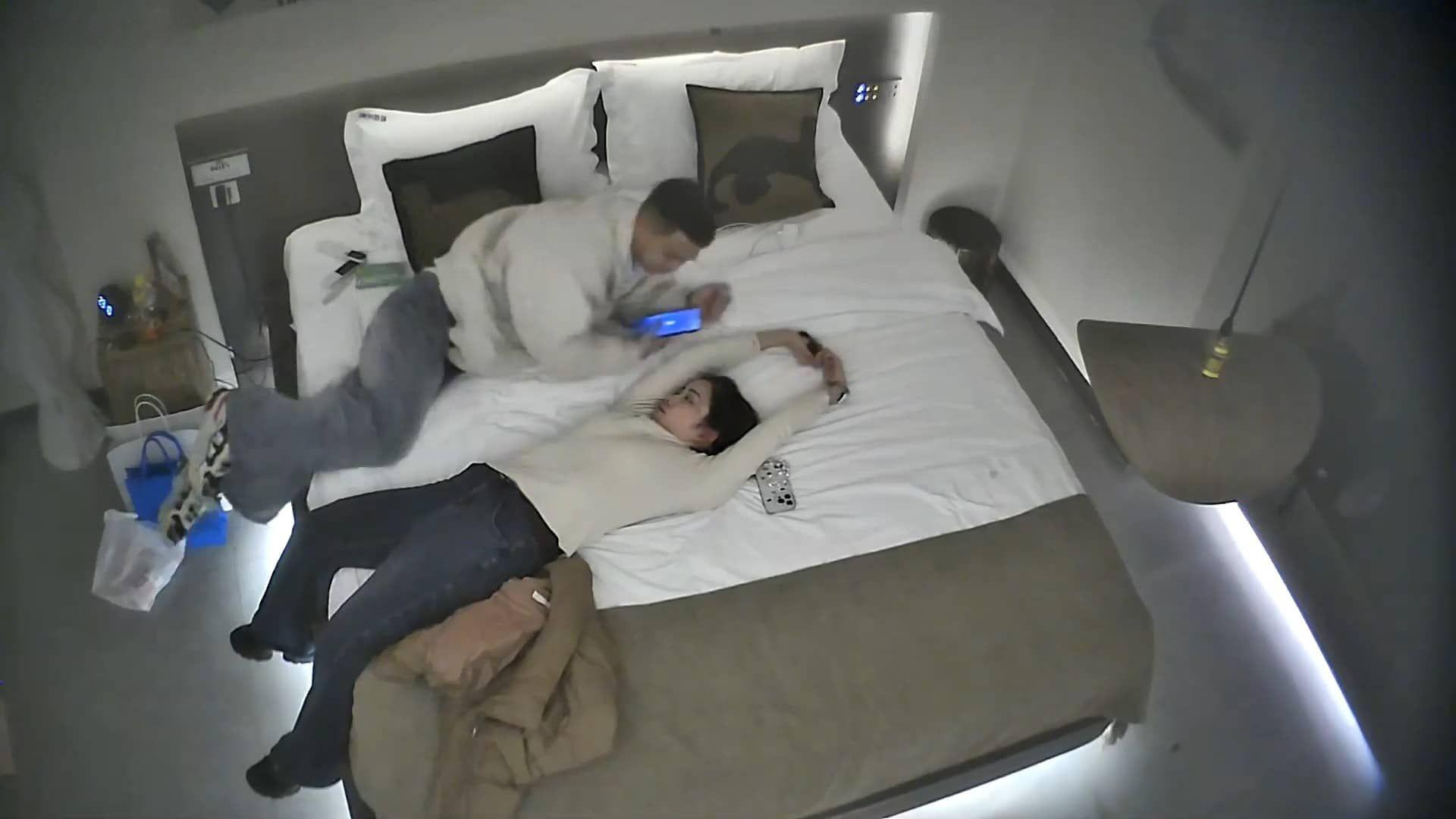 2-1流出酒店偷拍❤️气质美女洗香香后被男盆友抱回床上啪啪内射