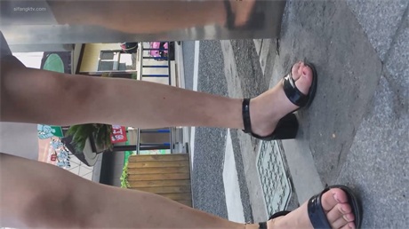 ❣️推荐❣️【公交站少妇】抄底多位靓女，颜值少妇，玉足特写，极品户型，大长腿，其中一位好像发现了1V