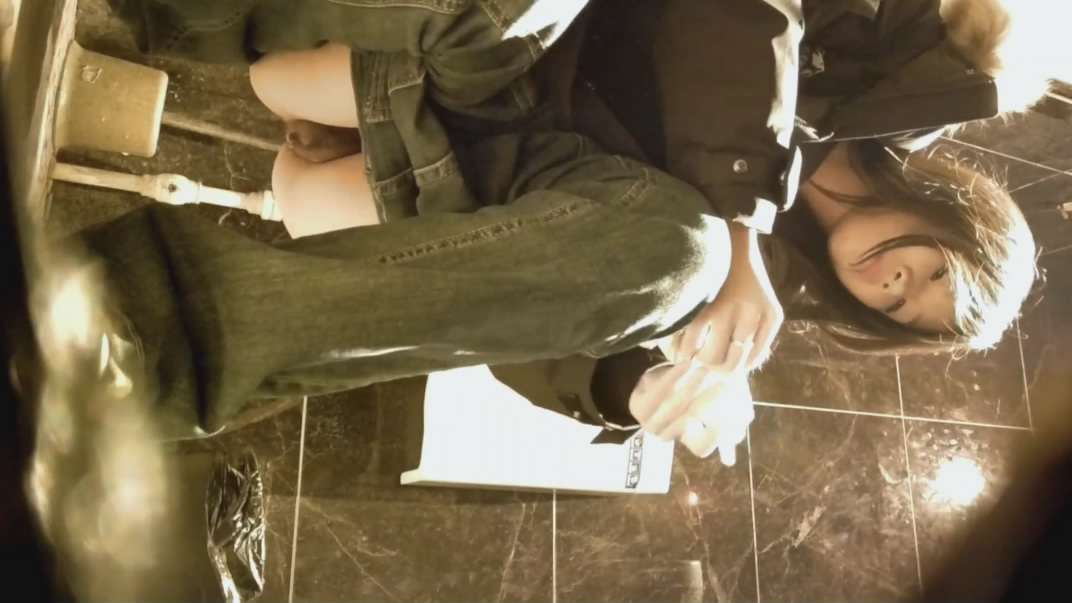 二月最新流出夜总会女厕前景偷拍❤️小姐尿尿两次被拍的牛仔裤美女逼毛修得挺整齐的（11V)