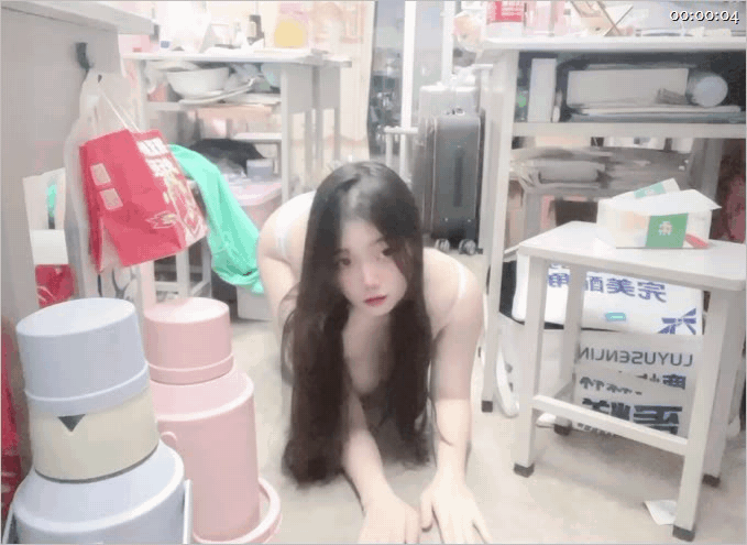 ✨✨✨【户外露出】【小坦克】露脸巨乳高颜值大学生声音嗲的一批，宿舍自慰，户外露出,喝尿，私下极度反差是个露出癖138V