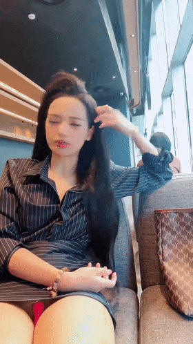 ♈ ♈ ♈2025年12月最新，咖啡馆里的女神，【小小晴】大厅露屄，后面人来人往都没有发现，到厕所脱光自慰，紧张刺激胆子是真的大！