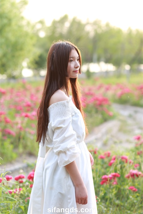 ❣️推荐❣️极品国模【小可爱】艺术私拍，班花被调教成母狗，教室露出，一小撮逼毛真的嫩216P