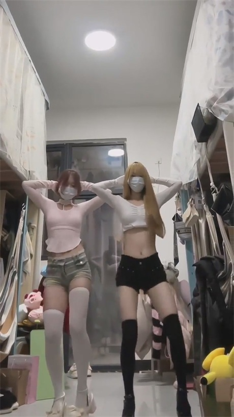 ❣️推荐❣️抖音学生妹【桃子】好身材大长腿，跟闺蜜一起宿舍跳舞，奶圆逼粉，身材紧致，年轻就是顶12V