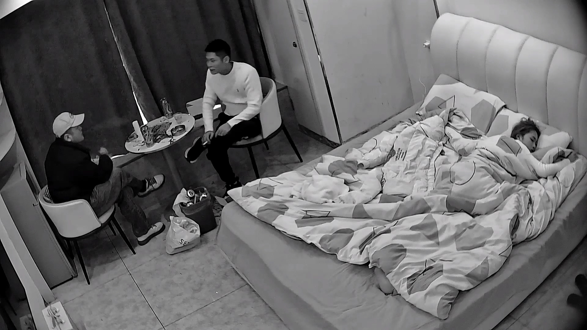 2-3流出民宿酒店偷拍❤️纹身社会哥和兄弟吹牛喝酒等兄弟走后把漂亮女友叫醒狠狠操床上草到沙发（3V)