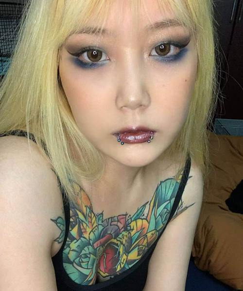 广西超淫站街女刘紫鑫骚逼肥美多汁深不可测❤️性欲旺盛边干边震假屌齐上阵才微微满足！