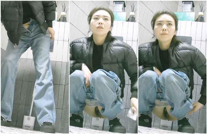 商场女厕全景偷拍牛仔裤少妇的肥美大鲍鱼