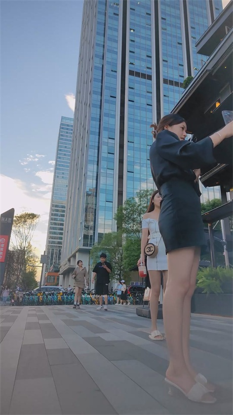 ❣️推荐❣️【商场抄底】极品洋妞不穿内裤，顺手抄了路边直播的骚逼主播，包臀裙太诱人7V