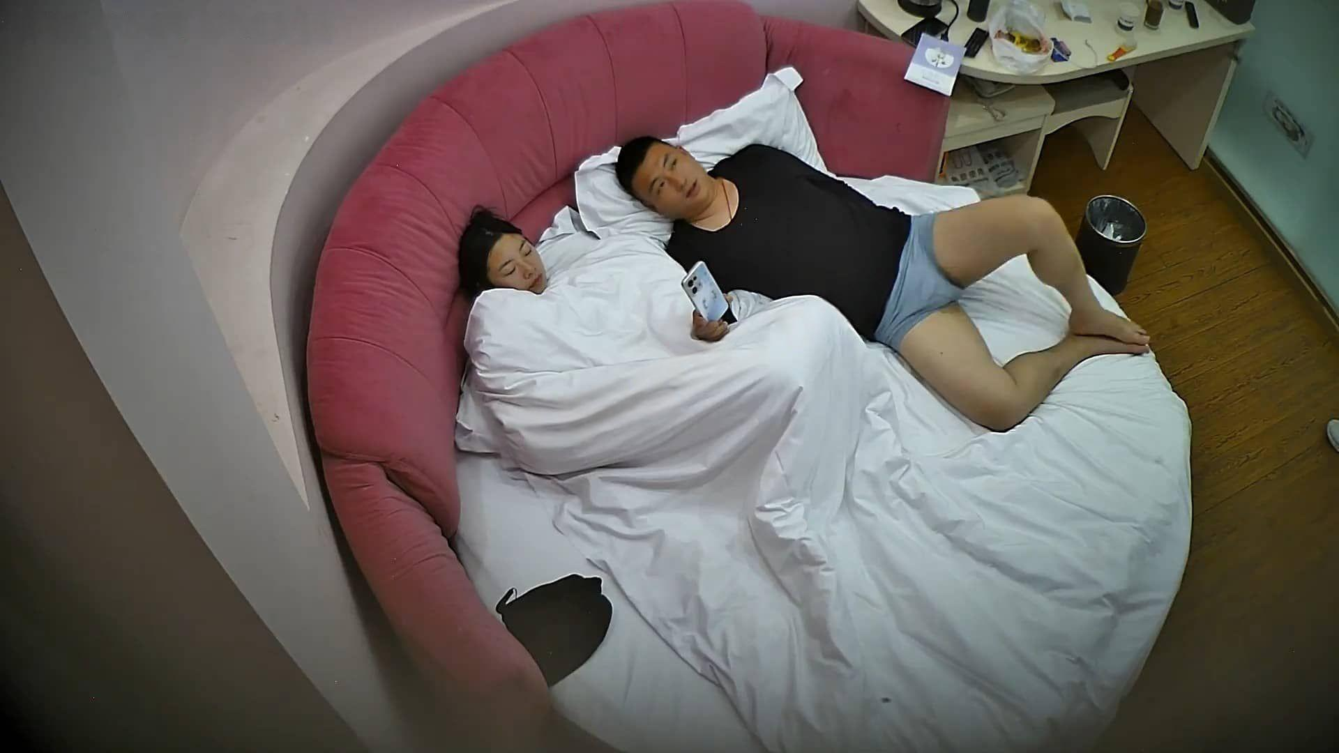 1-31流出酒店偷拍情趣圆床❤️甜美少妇食髓知味揪着健壮男鸡巴不撒手终于强制开火