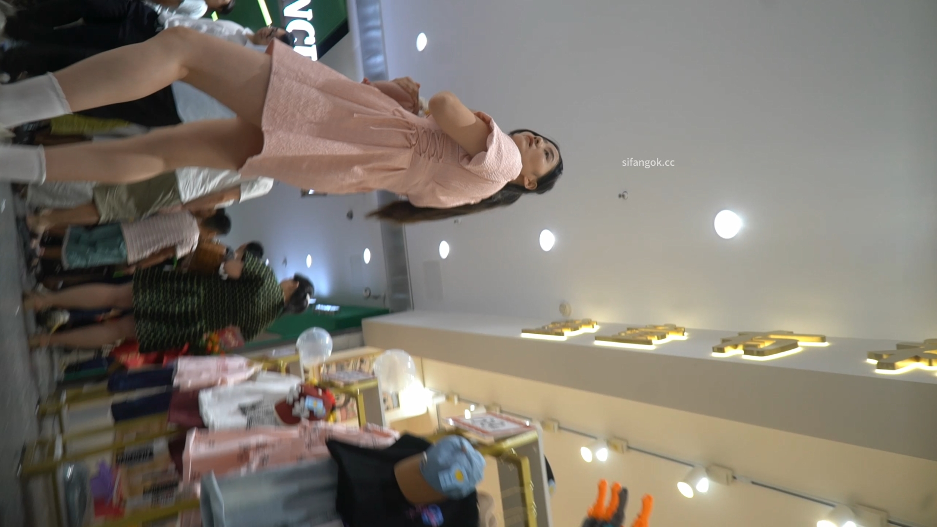 【空城原创】❤️超短连衣裙美少妇逛商场这么短这么宽松也不打底微透白内包裹肥臀前C黑森林