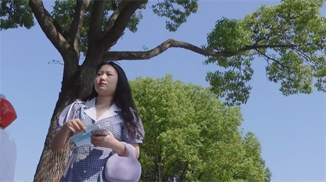 ❣️推荐❣️【动物园抄底】清纯靓女跟了一路，想把脸贴到肥臀上吸味，宝妈的内裤也不错2V