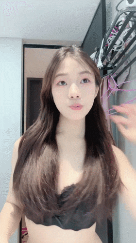 ♈ ♈ ♈2025年12月最新，清纯少女下海，【吧啦】，边跳边脱光光，小穴粉嫩，特写掰开，小表情妩媚妖娆，舞姿曼妙皮肤白