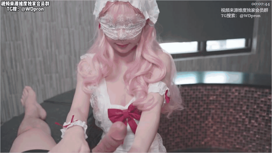 ✨DemiFairyTW台湾大奶女大「爹咪」《穿着暴露女仆装帮忙打扫浴室，她最后连主人的内裤都清理干净》