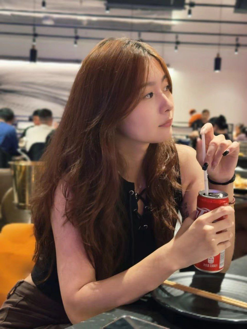 ✨【S级泄密】重庆的高颜值反差美女「林瑶」开档黑丝，性感撩人，深情地为男友口交，跨坐在男友身上，忘我地摇晃着身体（10V）