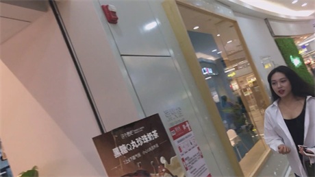 ❣️推荐❣️【商场地铁抄底】竟然意外扫到2个高跟短裙不穿内裤，绿茶脸挂空挡相当合适，硬了一路6V