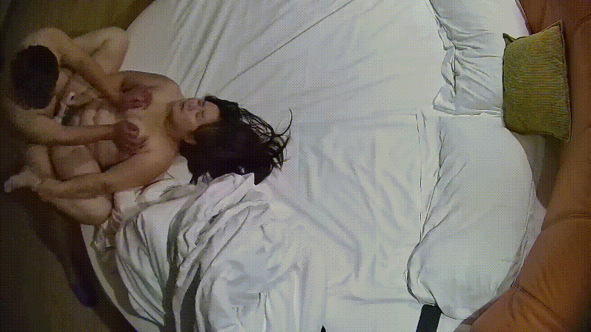 情趣台 12-9 坦克少妇需求大 一根鸡巴不够 那就按摩棒来凑 男人一边操 少妇一边自己刺激阴蒂 好带感