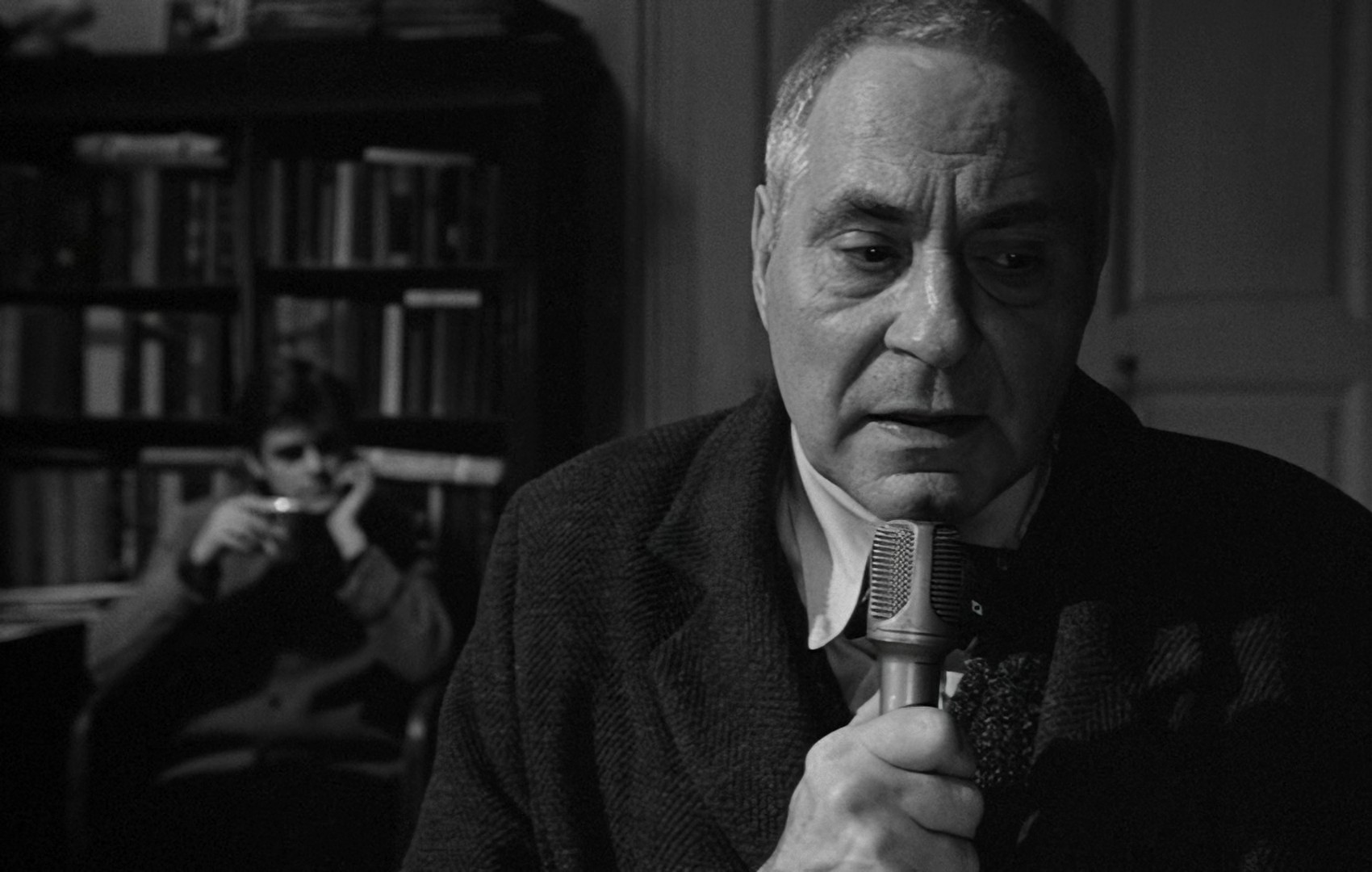 Mr. Eszter, after retreating, immerses himself in the joy of his 'controllable' music research