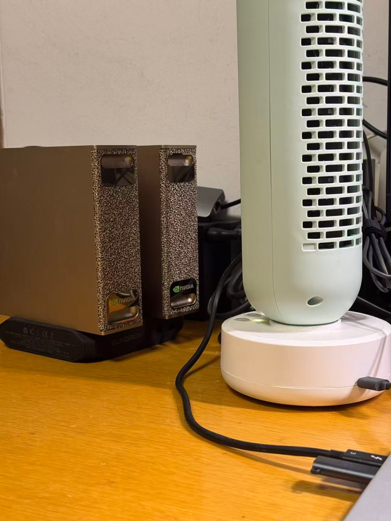 两台 NVIDIA DGX Spark 迷你主机放在木桌上