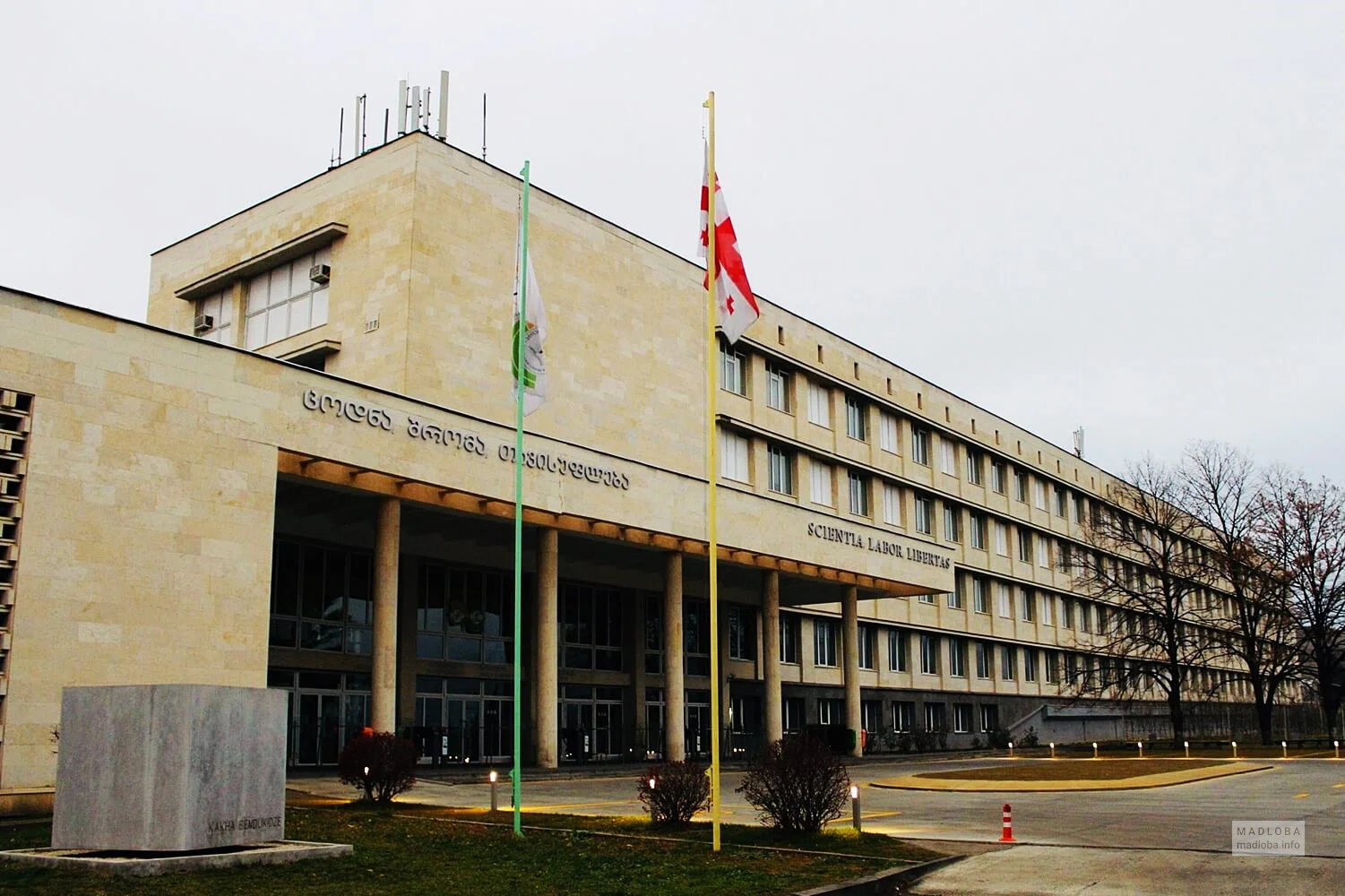 题图：第比利斯自由大学，Kahushadze在此任教