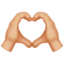 手でハート（やや明るい肌色） (Apple)
